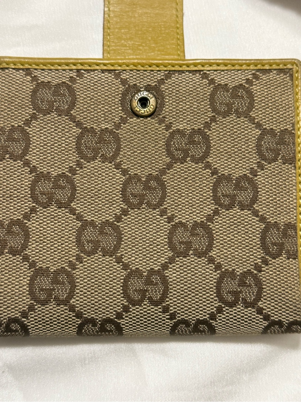 Gucci Beige GG Canvas Wallet with Yellow Trim. Includes shopping bag - Picture 3 of 9